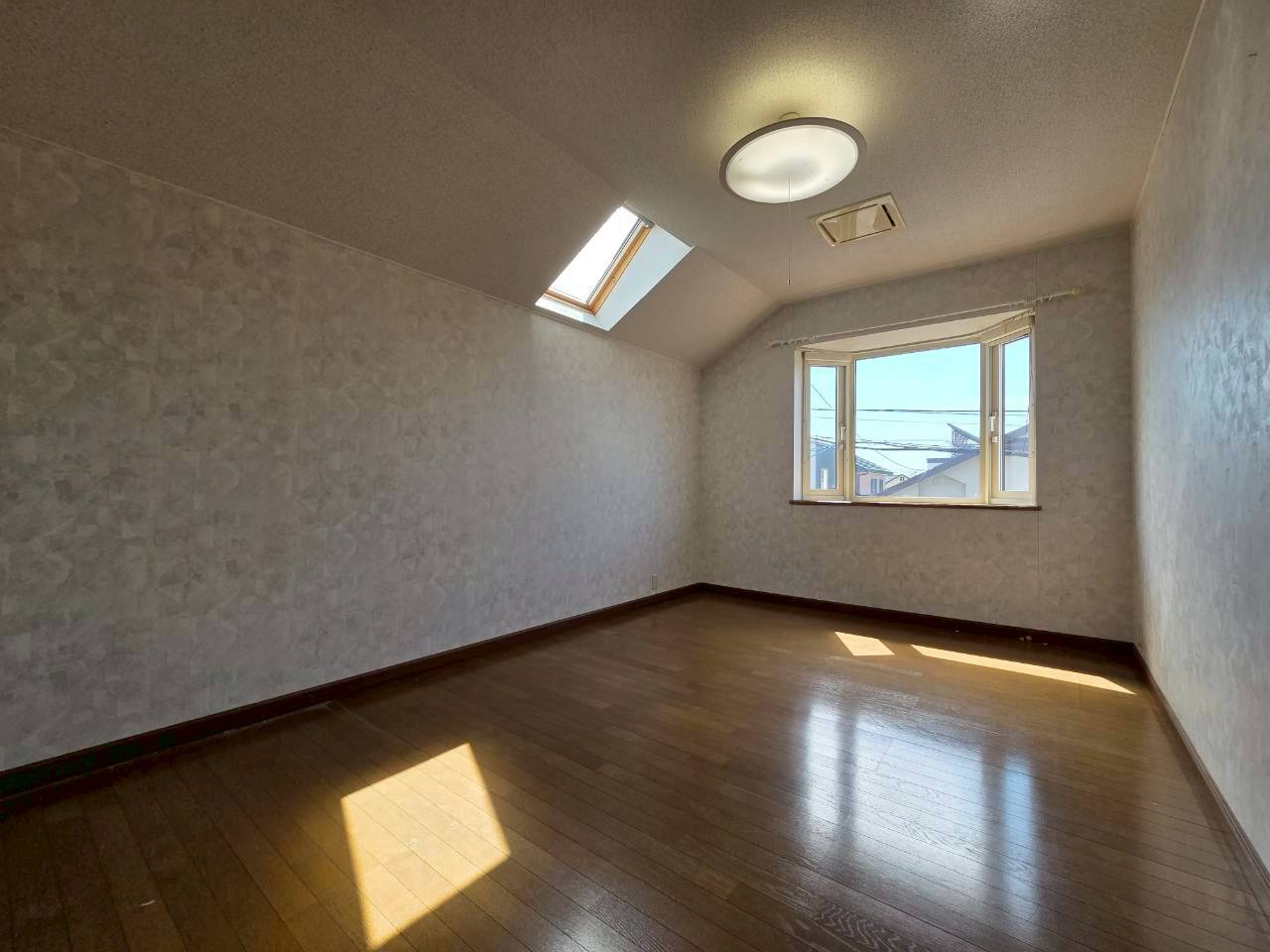 北都1丁目　建坪76坪ある贅沢な中古住宅の洋室|洋室　8.5帖（南東側）