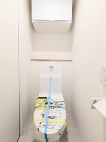 葛飾区青戸７丁目の新築戸建のトイレ|～吊戸棚付きの1階トイレ写真～