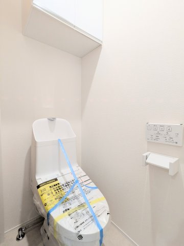 葛飾区青戸７丁目の新築戸建のトイレ|～吊戸棚付きの2階トイレ写真～