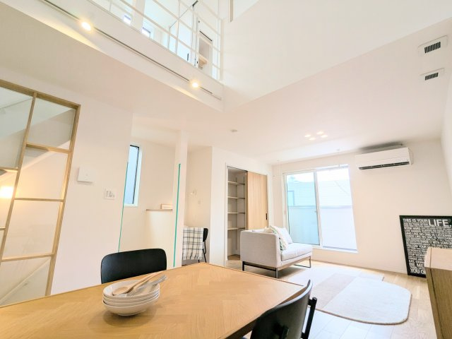 葛飾区青戸７丁目の新築戸建のダイニング|～吹き抜けで開放感あふれるリビング写真～