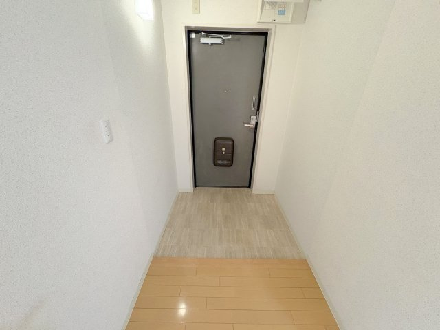 グランドパレス学園前C棟の玄関