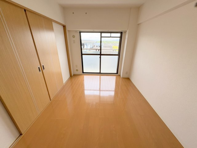 グランドパレス学園前C棟の洋室