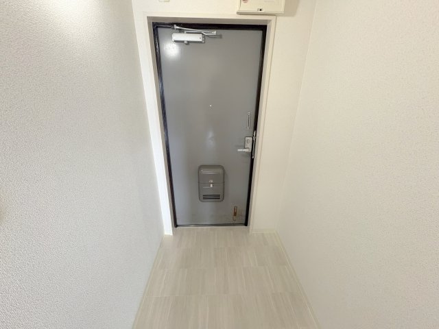 グランドパレス学園前C棟の玄関