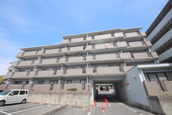 グランドパレス学園前C棟の外観