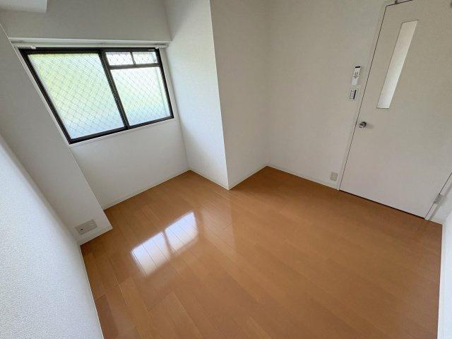グランドパレス学園前C棟の洋室