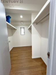 収納力が高く洋服や小物を整理しやすく、更衣室のように使え、部屋がすっきり保てます。収納の配置を自由に調整でき、換気性が良く防湿・防虫対策も可能。快適で機能的な生活空間を実現できます♪
