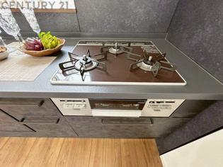 多数の調理器具を同時に使用でき、料理の効率化が可能。省エネで節約になり、様々な料理スタイルに適応できます。また、火力調整が独立しており、手入れや掃除もしやすく、今よりもっとお料理が楽しくなるかも。
