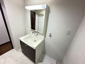 【独立洗面台】 | リスタイル・ダイアパレスおゆみ野　JR外房線「鎌取」駅 | 清潔感のある白を基調とした洗面室です。三面鏡付きの洗面化粧台は、鏡裏に小物を収納でき、身支度もスムーズ。下部には引き出し収納もあり、散らかりがちな洗面周りをすっきりと保てる機能的なデザインが魅力です。