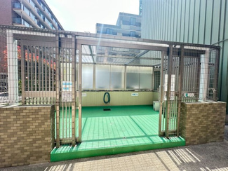 【その他】 | リスタイル・ダイアパレスおゆみ野　JR外房線「鎌取」駅 | 清潔感のある専用ゴミ置き場です。扉付きの強固な囲いが設置されており、カラスなどの被害を防ぎ衛生面もしっかり管理されています。日々の生活に欠かせない、安心で便利な共用設備です。