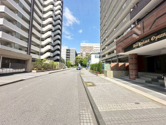 【外観】 | リスタイル・ダイアパレスおゆみ野　JR外房線「鎌取」駅 | JR外房線「鎌取駅」から徒歩約6分という近さが最大の魅力です。駅前には「イオンスタイル鎌取」などの大型商業施設があり、仕事帰りや日々の買い出しに非常に便利な環境です。