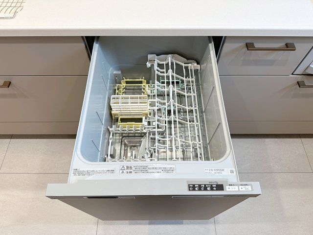 安佐南区八木9丁目 No.1のキッチン|(類似仕様物件)4人から5人分の食器洗浄乾燥機☆
水道代の節約にもなり、家事の時短もできる優れ物です♪
スライド式で上から全体が見えるため食器の出し入れもスムーズです♪