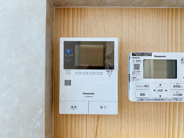安佐南区八木9丁目 No.1の防犯設備|(類似仕様物件)ドアホン☆
来客があったとき、室内からカメラやマイクを使って相手や用件を確認できます。相手を事前に確認することができ、訪問販売対策や防犯面でも役に立つアイテムです♪