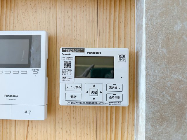 安佐南区八木9丁目 No.1の発電・温水設備|(類似仕様物件)給湯器リモコン☆
キッチンからお湯の温度調整やお風呂の操作ができるのでとても便利です♪