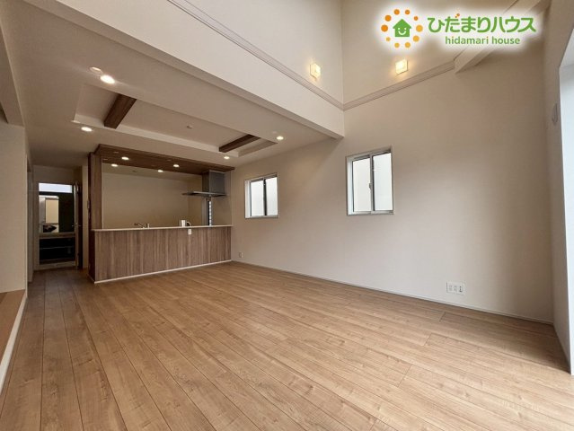 熊谷市赤城町1丁目　新築一戸建て　ブルーミングガーデン　02の居間・リビング|家族が集まるLDKは、家具の配置がしやすい縦長のレイアウトです！ダイニングテーブルとソファを分けて配置してもゆとりがある広さです。吹抜け天井なので開放感もあり、風通しも良好な空間です♪