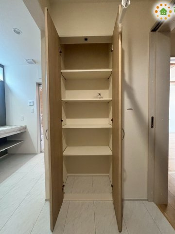 熊谷市赤城町1丁目　新築一戸建て　ブルーミングガーデン　02の収納|洗面室には、タオルや着替えをストックできる便利なリネン庫を設置しました！お風呂上がりにすぐ手が届く位置に収納があるのは、毎日の生活の中で非常に助かります。棚板が可動式なので、高さが調整可能です♪