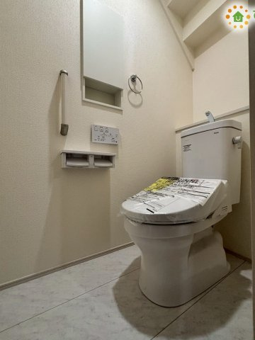 熊谷市赤城町1丁目　新築一戸建て　ブルーミングガーデン　02のトイレ|清潔感のあるホワイトで統一されたトイレです！手洗い付きのタンクで、使用後すぐに手が洗えるのが便利ですね。壁面収納があり、トイレットペーパーのストックなどを目立たないように置いておくことができます♪