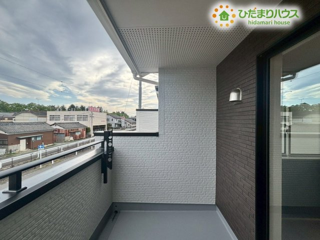 熊谷市赤城町1丁目　新築一戸建て　ブルーミングガーデン　02のバルコニー|周囲に高い建物が少なく、青空を広く感じることができるバルコニーです！風通しが良いため、洗濯物もしっかりと乾きそうですね。防水加工が施された床面は耐久性も高く、長く安心してお使いいただける仕様です♪