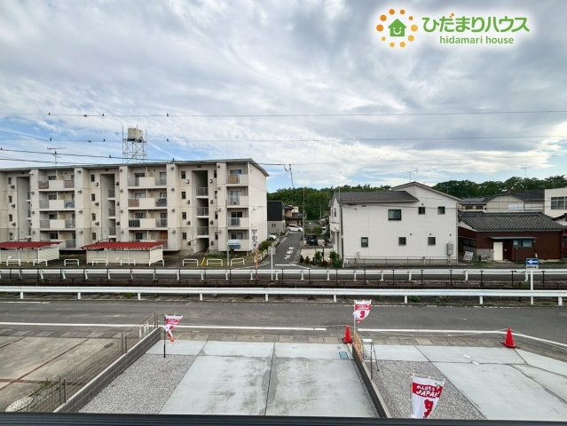 熊谷市赤城町1丁目　新築一戸建て　ブルーミングガーデン　02の展望|バルコニーからの眺望は、穏やかな住宅街が広がり開放的です！目の前を遮る大きな構造物がないため、しっかりと太陽の光を享受できます。移り変わる空の色を眺めながら、ホッと一息つける場所です♪