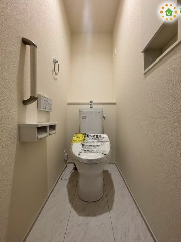 熊谷市赤城町1丁目　新築一戸建て　ブルーミングガーデン　02のトイレ| 2階にもトイレがあることで、朝の混雑時や夜中に階段を降りる手間が省けます！特に小さなお子様がいるご家庭では、フロアごとにトイレがあるのは安心ですね。1階同様、清潔感溢れる使いやすいデザインです♪