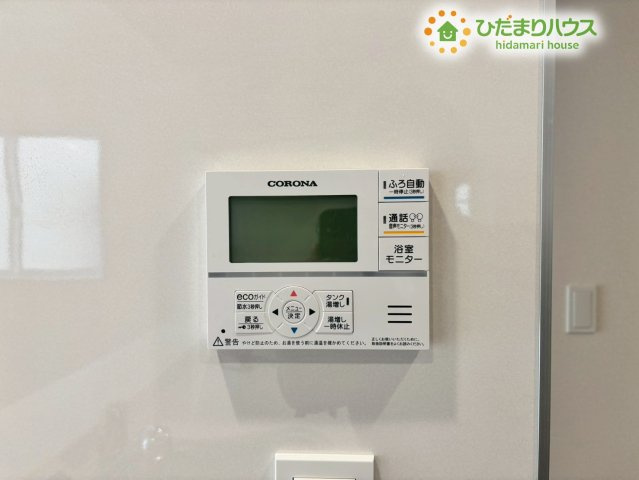 熊谷市赤城町1丁目　新築一戸建て　ブルーミングガーデン　02の発電・温水設備|お風呂の準備をワンタッチで行える給湯パネルです！キッチンからも操作ができるので、夕食の準備をしながらお風呂を沸かすことができ、便利です。音声案内機能付きで、操作ミスも防げる親切な設計になっています♪