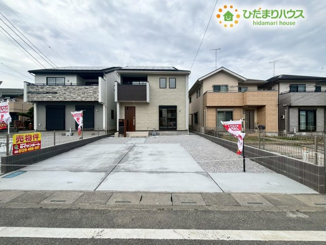 熊谷市赤城町1丁目　新築一戸建て　ブルーミングガーデン　02の駐車場|並列でゆったりとお車を停められるスペースを確保しました！急な来客時や、将来お子様がお車を持つようになっても安心の広さです。自転車やバイクを置くスペースもあるので、アクティブな趣味も思い切り楽しめます♪