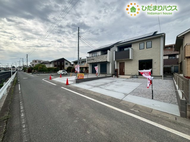 熊谷市赤城町1丁目　新築一戸建て　ブルーミングガーデン　02の前面道路含む現地写真|視界を遮るものが少なく、見通しの良い前面道路です！交通量も落ち着いているため、小さなお子様がいるご家庭でも安心して玄関先まで移動できます。周辺は静かな住宅街で、ゆっくりと身体を休められそうです♪