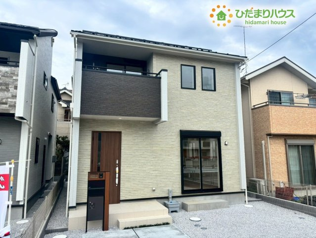 熊谷市赤城町1丁目　新築一戸建て　ブルーミングガーデン　02の外観|外壁はシックで洗練された印象を与えてくれます！ポーチ部分もしっかりと広さがあるため、ベビーカーを一時的に置いたり、傘を広げたりする際も窮屈さを感じることなくスムーズに動作できます♪