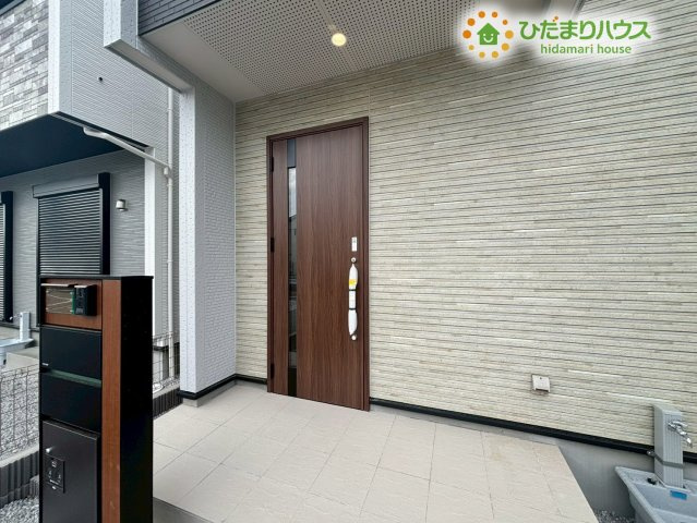 熊谷市赤城町1丁目　新築一戸建て　ブルーミングガーデン　02の玄関|重厚感のある玄関ドアが、住まいの顔として安心感を与えてくれます！ダブルロック仕様で防犯面もしっかり配慮されており、家族の安全を守ります。夜間は照明が足元を優しく照らしてくれるので、安心感があります♪