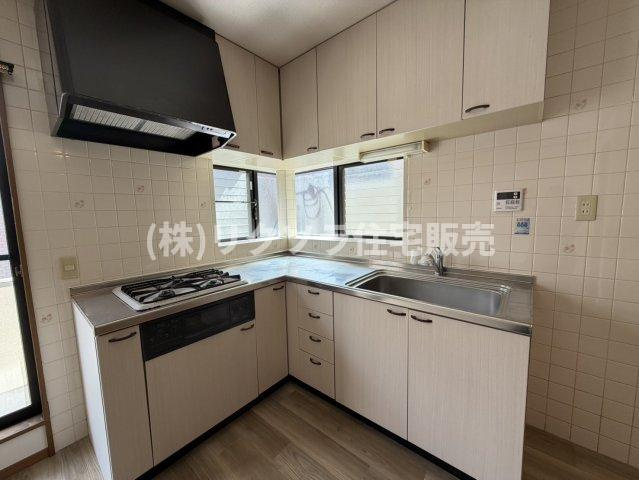 香里北之町　中古一戸建てのキッチン|L字型キッチン
■物件内覧・資金計画相談・住宅ローン相談、リフォーム相談、お問合せ受付中■
※当日・翌日のご内覧、ご相談はお電話でのお問合せがスムーズです！