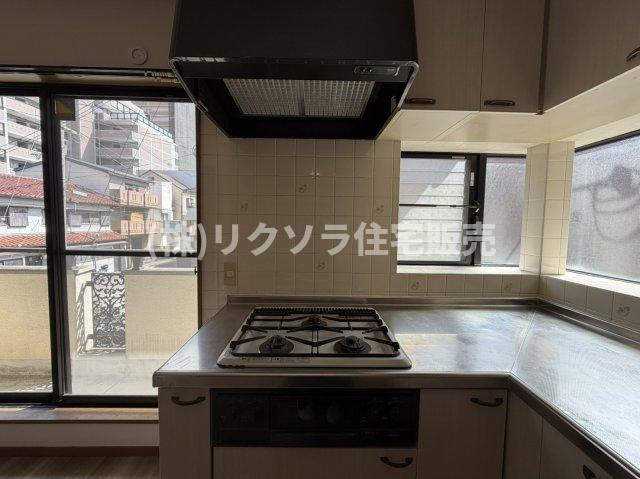 香里北之町　中古一戸建てのキッチン|ビルトイン3口コンロ
■物件内覧・資金計画相談・住宅ローン相談、リフォーム相談、お問合せ受付中■
※当日・翌日のご内覧、ご相談はお電話でのお問合せがスムーズです！