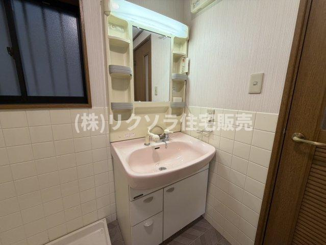 香里北之町　中古一戸建ての独立洗面台|■物件内覧・資金計画相談・住宅ローン相談、リフォーム相談、お問合せ受付中■
※当日・翌日のご内覧、ご相談はお電話でのお問合せがスムーズです！