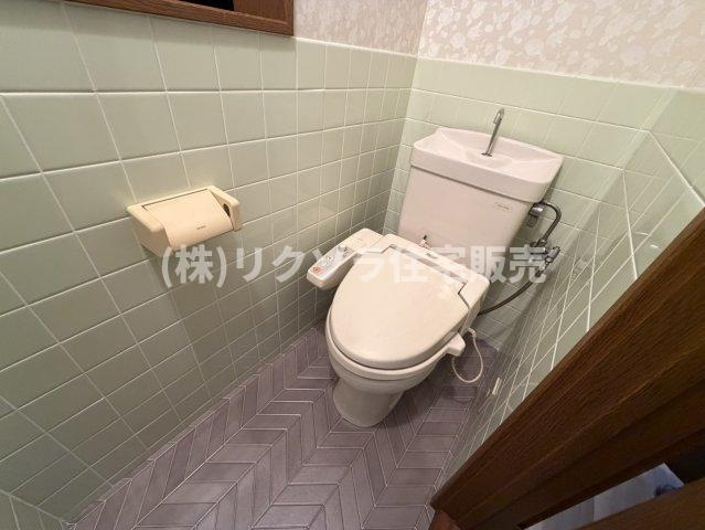 香里北之町　中古一戸建てのトイレ|温水洗浄便座付き
■物件内覧・資金計画相談・住宅ローン相談、リフォーム相談、お問合せ受付中■
※当日・翌日のご内覧、ご相談はお電話でのお問合せがスムーズです！