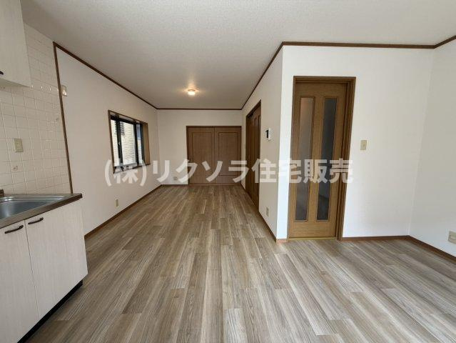 香里北之町　中古一戸建ての居間・リビング|LDK13.5帖
■物件内覧・資金計画相談・住宅ローン相談、リフォーム相談、お問合せ受付中■
※当日・翌日のご内覧、ご相談はお電話でのお問合せがスムーズです！