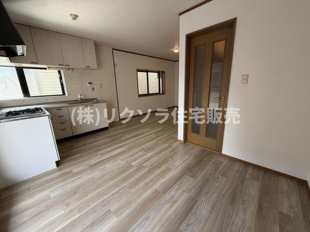 香里北之町　中古一戸建ての居間・リビング|LDK13.5帖
■物件内覧・資金計画相談・住宅ローン相談、リフォーム相談、お問合せ受付中■
※当日・翌日のご内覧、ご相談はお電話でのお問合せがスムーズです！