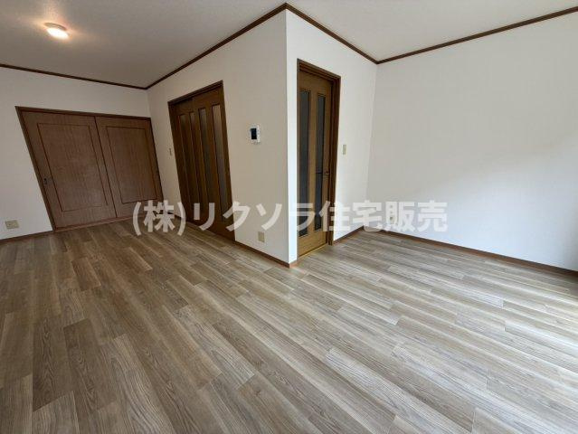 香里北之町　中古一戸建ての居間・リビング|LDK13.5帖
■物件内覧・資金計画相談・住宅ローン相談、リフォーム相談、お問合せ受付中■
※当日・翌日のご内覧、ご相談はお電話でのお問合せがスムーズです！