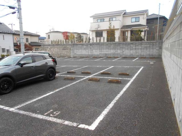 レオパレスロッソピアンコの駐車場