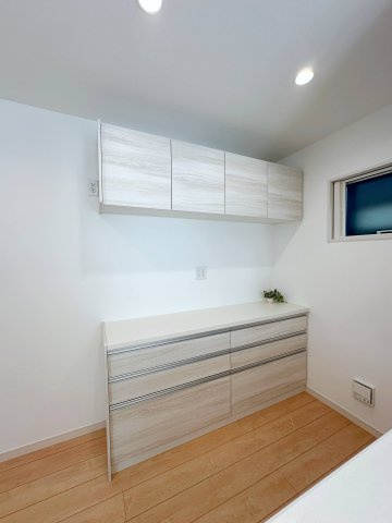 西区庚午中1丁目 No.3の収納|収納力のある大型カップボード☆
備え付けのため耐震性が高く地震の際にも倒れてくる心配はありません♪
キッチンと同じカラーリングのため統一感もあります！