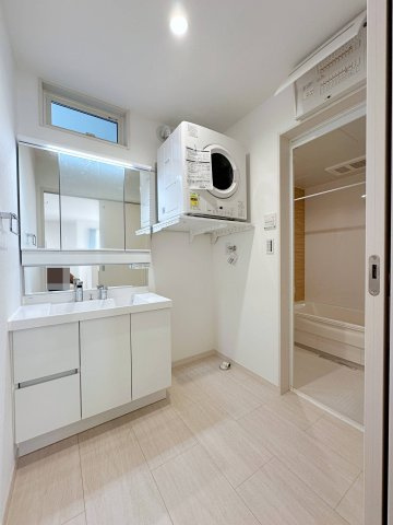 西区庚午中1丁目 No.3の独立洗面台|シャワー付き洗面化粧台☆
お手入れのしやすい三面鏡化粧台に、大人気のガス乾燥機「乾太くん」も設置♪