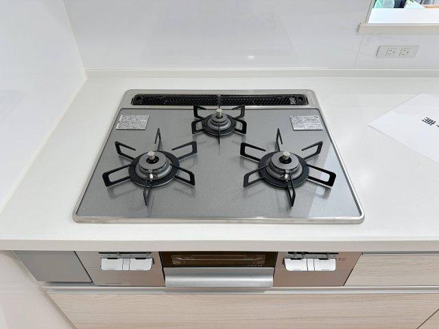 西区庚午中1丁目 No.3のキッチン|都市ガス仕様の3口ガスコンロ☆
高火力のバーナーが使用可能、調理器具を選ばないのがガスコンロ。停電時でも使用可能で安心です♪