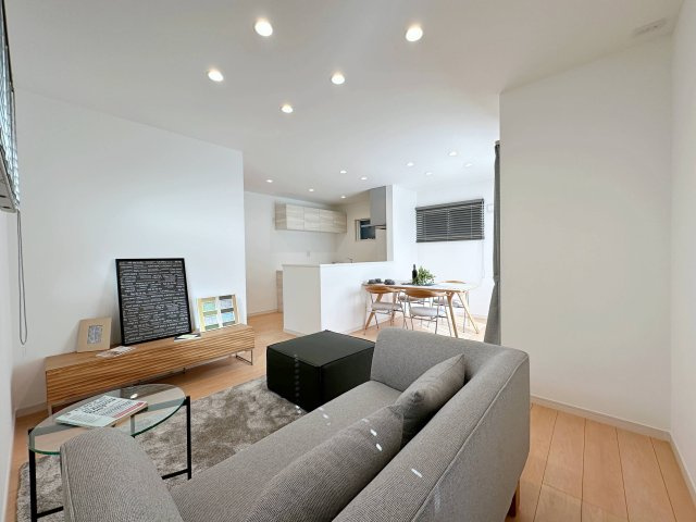 西区庚午中1丁目 No.3の居間・リビング|14.5帖のリビング☆
完成済のため365日ご案内可能♪
「今日見たい」にも対応します！