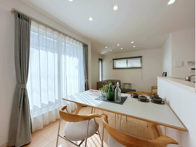 西区庚午中1丁目 No.3の居間・リビング|14.5帖のリビング☆
キッチンからはリビング全体を見渡すことができます♪