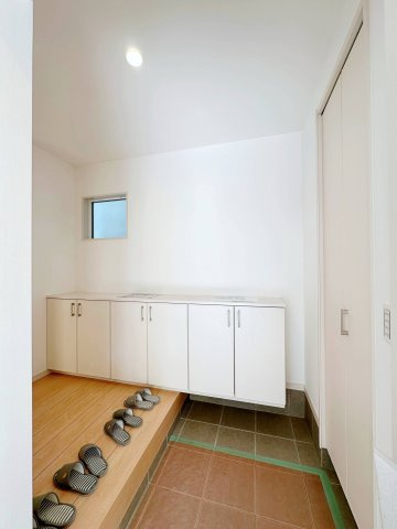 西区庚午中1丁目 No.3の玄関|玄関ホール☆
ロータイプのシューズボックスはウェルカムスペースとしても使いやすいです♪