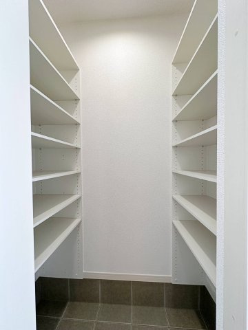 西区庚午中1丁目 No.3の収納|シューズクローク☆
可動棚で土間続きのシューズクロークはベビーカーや趣味道具など屋外用品の収納にも困りません♪