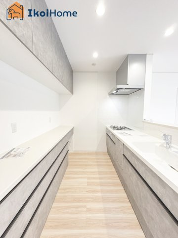神戸市西区持子２丁目　新築戸建　のキッチン|【ホームページに現地動画掲載中】●年中無休：当日予約可●同色カップボード完備で統一感のあるキッチン♪