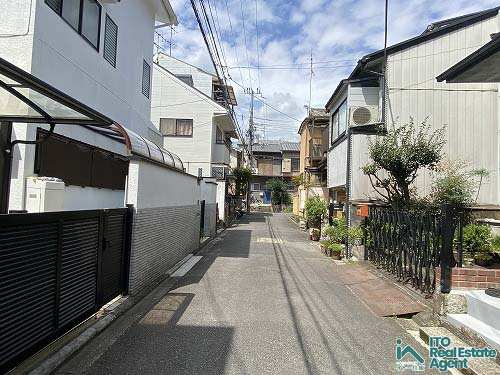 岡崎天王町 中古テラスの前面道路含む現地写真