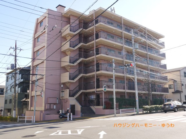 【外観】 | 三田高島平第2コーポ | 陽光浴びる外観がシンプルな外観をより際立たせ、人々の記憶に存在感を植え付けます。