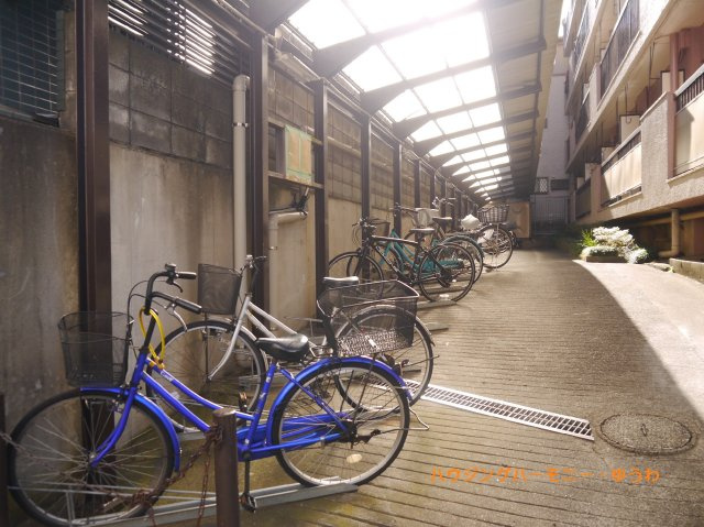 【駐輪場】 | 三田高島平第2コーポ | 屋根付きの駐輪場となっていますので、雨の日でも大切な自転車が濡れずに済みます。