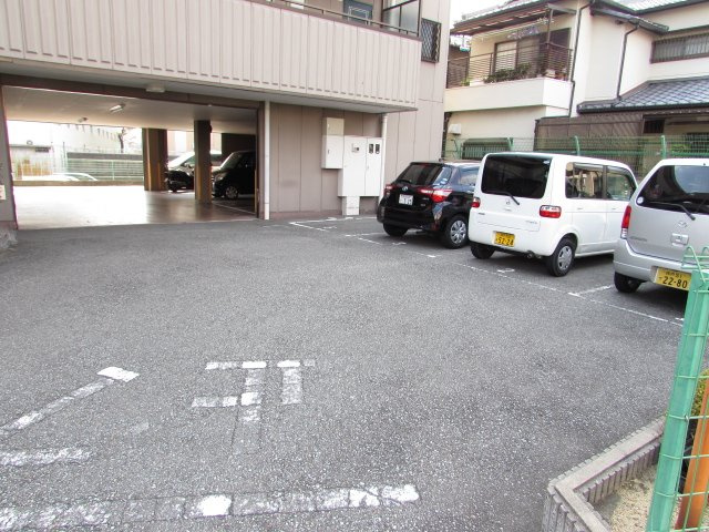 ヴィエント信和の駐車場