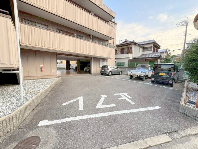 ヴィエント信和の駐車場