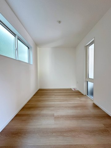 西区古江新町の洋室|１階5帖の洋室☆
トランクルームやゲストルームとしても活用できる1階のお部屋です♪
